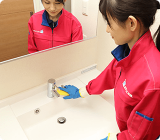 洗面所を清掃する女性